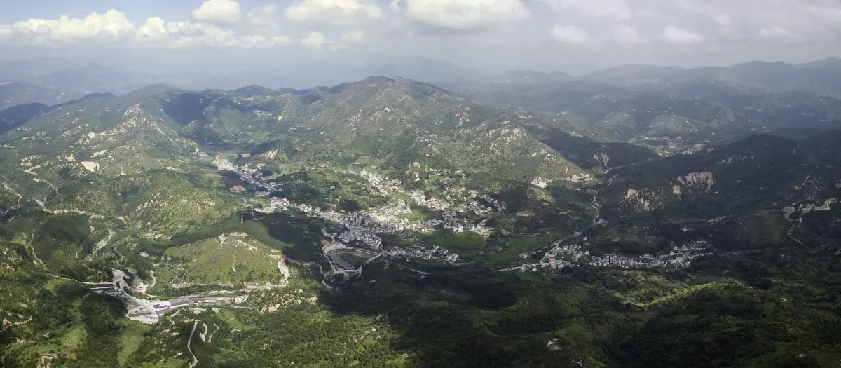 大胜村群山、村庄和田地的航拍全景